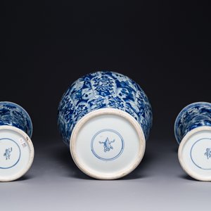 Garniture de trois vases en porcelaine de Chine en bleu et blanc à décor floral et de paysage, Kangxi — photo 5