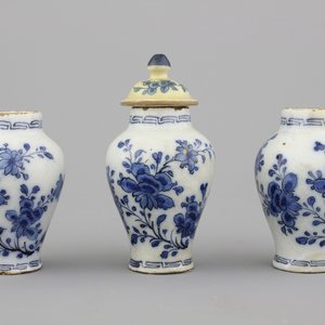 Garniture miniature en faïence de Delft, bleu et blanc, 18e — photo 1