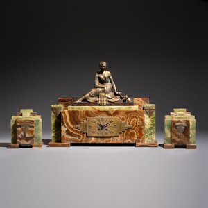 Georges Lavroff (1895–1991): A three-piece Art Deco copper-alloy-mounted green and brown onyx mantelpiece garniture — 照片 1