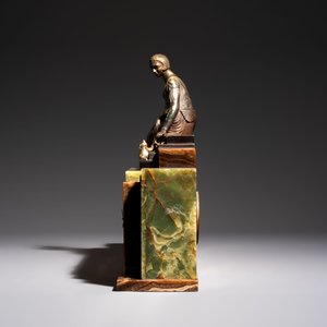 Georges Lavroff (1895–1991): A three-piece Art Deco copper-alloy-mounted green and brown onyx mantelpiece garniture — 照片 3