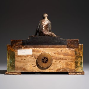 Georges Lavroff (1895–1991): A three-piece Art Deco copper-alloy-mounted green and brown onyx mantelpiece garniture — 照片 4