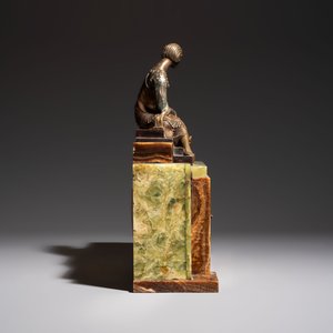 Georges Lavroff (1895–1991): A three-piece Art Deco copper-alloy-mounted green and brown onyx mantelpiece garniture — 照片 6