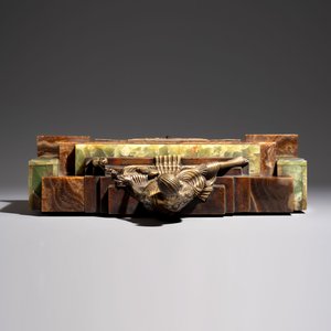 Georges Lavroff (1895–1991): A three-piece Art Deco copper-alloy-mounted green and brown onyx mantelpiece garniture — 照片 7