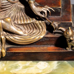 Georges Lavroff (1895–1991): A three-piece Art Deco copper-alloy-mounted green and brown onyx mantelpiece garniture — 照片 9