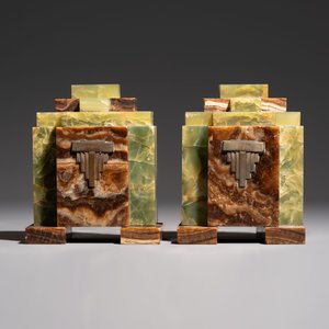 Georges Lavroff (1895–1991): A three-piece Art Deco copper-alloy-mounted green and brown onyx mantelpiece garniture — 照片 10