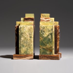 Georges Lavroff (1895–1991): A three-piece Art Deco copper-alloy-mounted green and brown onyx mantelpiece garniture — 照片 11