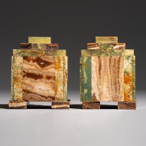 Georges Lavroff (1895–1991): A three-piece Art Deco copper-alloy-mounted green and brown onyx mantelpiece garniture — 照片 12