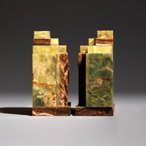 Georges Lavroff (1895–1991): A three-piece Art Deco copper-alloy-mounted green and brown onyx mantelpiece garniture — 照片 13