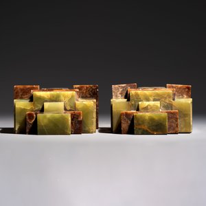 Georges Lavroff (1895–1991): A three-piece Art Deco copper-alloy-mounted green and brown onyx mantelpiece garniture — 照片 14