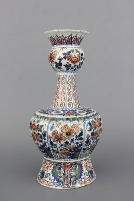 Geribde Delftse flesvormige vaas in kasjmierdecor, ca 1700