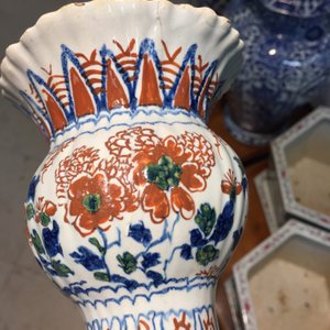 Geribde Delftse flesvormige vaas in kasjmierdecor, ca 1700 — foto 3