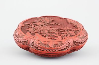Gesculpteerde Chinese doos met deksel, vermiljoen lakwerk, 19e eeuw