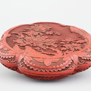 Gesculpteerde Chinese doos met deksel, vermiljoen lakwerk, 19e eeuw — foto 1