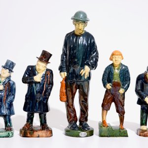 Gilbert Monteyne (1939-), 8 Flemish pottery figures, 20th C. — photo 2