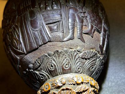 Gobelet de mariage en noix de coco et corozo sculpté, colonies espagnoles, probablement Cuzco, Pérou, 17ème — photo 3