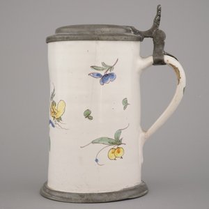Gobelet en faïence polychrome française avec monture en étain, 18e — photo 3