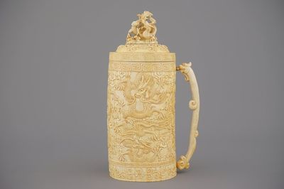 Gobelet fin couvert en ivoire sculpté, Chine, env. 1900