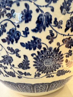 Grand aquarium en porcelaine de Chine en bleu et blanc à décor de rinceaux de pivoine, Qianlong/Jiaqing — photo 5