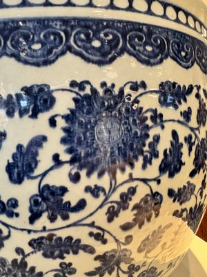 Grand aquarium en porcelaine de Chine en bleu et blanc à décor de rinceaux de pivoine, Qianlong/Jiaqing — photo 6