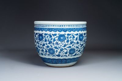Grand aquarium en porcelaine de Chine en bleu et blanc à décor de rinceaux de pivoine, Qianlong/Jiaqing