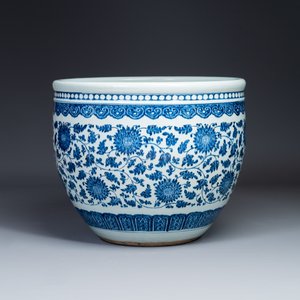 Grand aquarium en porcelaine de Chine en bleu et blanc à décor de rinceaux de pivoine, Qianlong/Jiaqing — photo 3