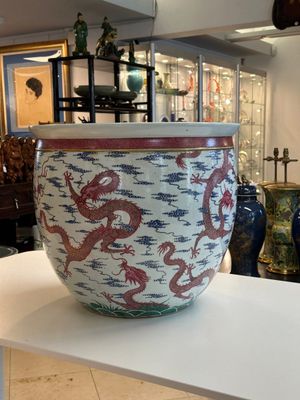 Grand aquarium en porcelaine de Chine en émaux bleu et rose à décor de dragons, 19/20ème — photo 4