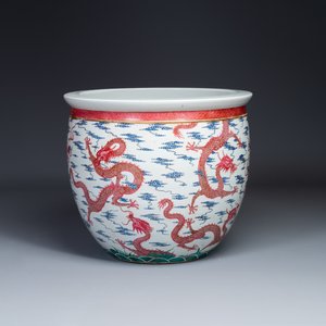 Grand aquarium en porcelaine de Chine en émaux bleu et rose à décor de dragons, 19/20ème — photo 2