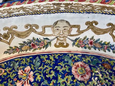 Grand bassin en émaux de Canton décoré de guirlandes aux têtes d'hommes, Chine, Qianlong — photo 8