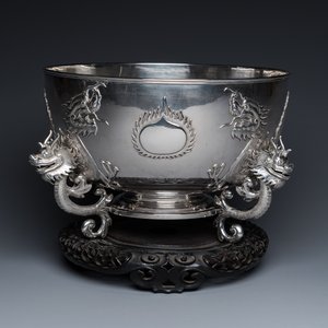 Grand bol en argent reposant sur trois pieds en forme de dragons, marque de Kun He, Shanghai, Chine, 19/20ème — photo 1