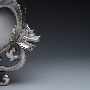 Grand bol en argent reposant sur trois pieds en forme de dragons, marque de Kun He, Shanghai, Chine, 19/20ème — photo 9