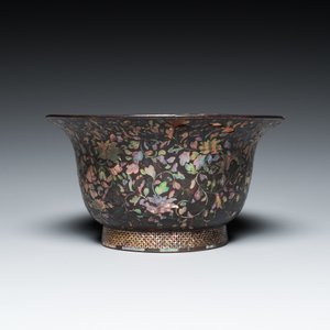 Grand bol en laque noir incrusté de nacre, Chine, Kangxi — photo 2