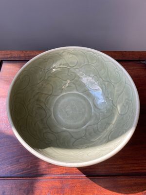 Grand bol en porcelaine de Chine céladon de Longquan à décor incisé, Ming — photo 3