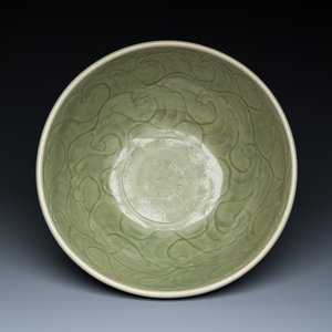 Grand bol en porcelaine de Chine céladon de Longquan à décor incisé, Ming — photo 1