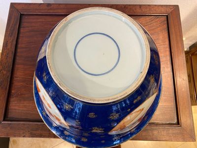 Grand bol en porcelaine de Chine en bleu poudré et rouge de fer à décor des 'huit immortels', 19ème — photo 7
