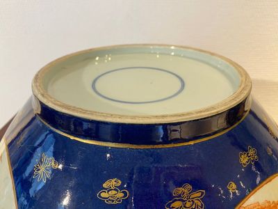 Grand bol en porcelaine de Chine en bleu poudré et rouge de fer à décor des 'huit immortels', 19ème — photo 8