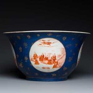 Grand bol en porcelaine de Chine en bleu poudré et rouge de fer à décor des 'huit immortels', 19ème — photo 2