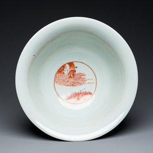 Grand bol en porcelaine de Chine en bleu poudré et rouge de fer à décor des 'huit immortels', 19ème — photo 6