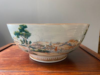 Grand bol en porcelaine de Chine famille rose à décor de la chasse aux renards, Qianlong — photo 1
