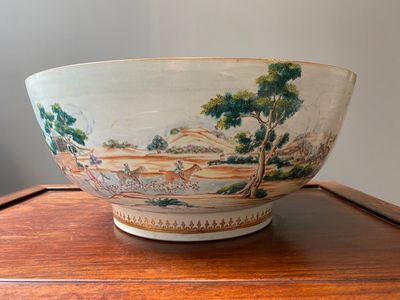 Grand bol en porcelaine de Chine famille rose à décor de la chasse aux renards, Qianlong — photo 4