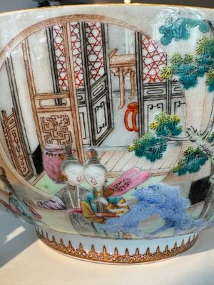 Grand bol en porcelaine de Chine famille rose de Canton à décor de garçons et dames dans un jardin élaborée, Qianlong — photo 14