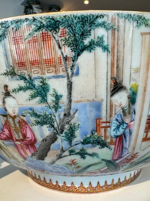 Grand bol en porcelaine de Chine famille rose de Canton à décor de garçons et dames dans un jardin élaborée, Qianlong — photo 15