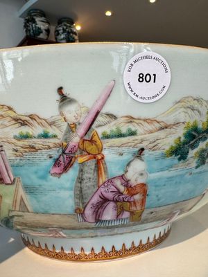 Grand bol en porcelaine de Chine famille rose de Canton à décor de garçons et dames dans un jardin élaborée, Qianlong — photo 16