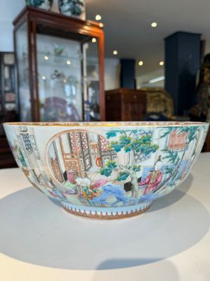 Grand bol en porcelaine de Chine famille rose de Canton à décor de garçons et dames dans un jardin élaborée, Qianlong — photo 3