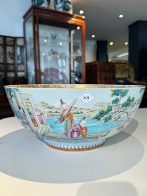 Grand bol en porcelaine de Chine famille rose de Canton à décor de garçons et dames dans un jardin élaborée, Qianlong — photo 4