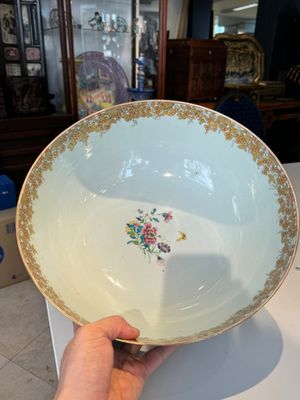 Grand bol en porcelaine de Chine famille rose de Canton à décor de garçons et dames dans un jardin élaborée, Qianlong — photo 5