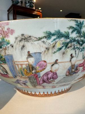 Grand bol en porcelaine de Chine famille rose de Canton à décor de garçons et dames dans un jardin élaborée, Qianlong — photo 9