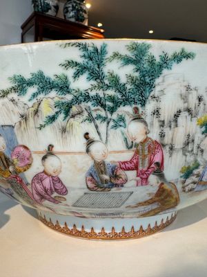 Grand bol en porcelaine de Chine famille rose de Canton à décor de garçons et dames dans un jardin élaborée, Qianlong — photo 10