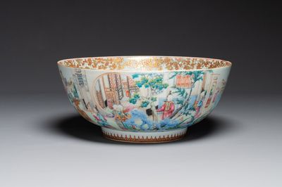 Grand bol en porcelaine de Chine famille rose de Canton à décor de garçons et dames dans un jardin élaborée, Qianlong
