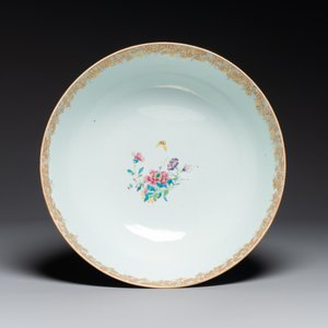 Grand bol en porcelaine de Chine famille rose de Canton à décor de garçons et dames dans un jardin élaborée, Qianlong — photo 5