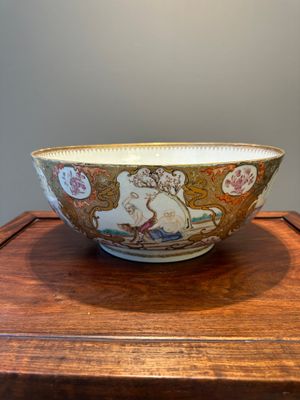 Grand bol en porcelaine de Chine famille rose de Canton à décor mandarin, Qianlong — photo 1